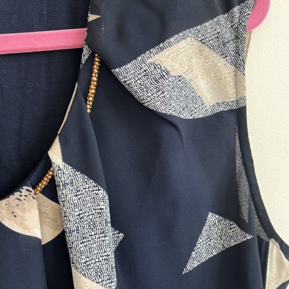 LE CHATEAU PATTERNED AND PLEATED WITH GOLD ACCESSORIES NECKLINE SIZE XL - Picture 5 of 11